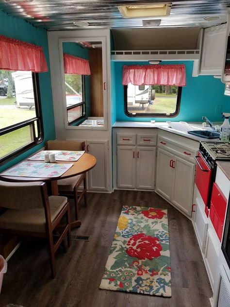 Vintage Camper Interior, Kombi Motorhome, Camper Interior Design, Camping Vintage, Adventure Trailers, Camping Diy, Vintage Camper Remodel, Trailer Interior, Camper Storage