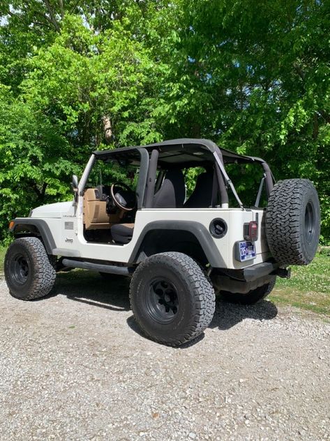 Vintage Jeep Wrangler, Jeep Rubicon Accessories, Jeep Old, Cool Jeeps Wrangler, 97 Jeep Wrangler, Old Jeep Wrangler, Jeep Convertible, Green Jeep Wrangler, 2 Door Jeep