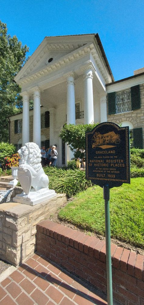 Graceland Inside, Graceland Mansion, Mansion Aesthetic, Graceland Elvis, Elvis Presley Graceland, Elvis Presley Images, Graceland, Photoshoot Ideas, Elvis Presley