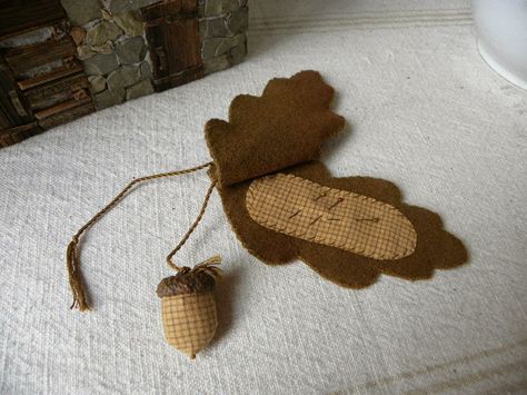 Acorn Pincushion, Threadwork Primitives, Acorn Leaf, Needle Books, Wool Applique Patterns, Fall Sewing, Wool Quilts, Needle Cases, Penny Rugs