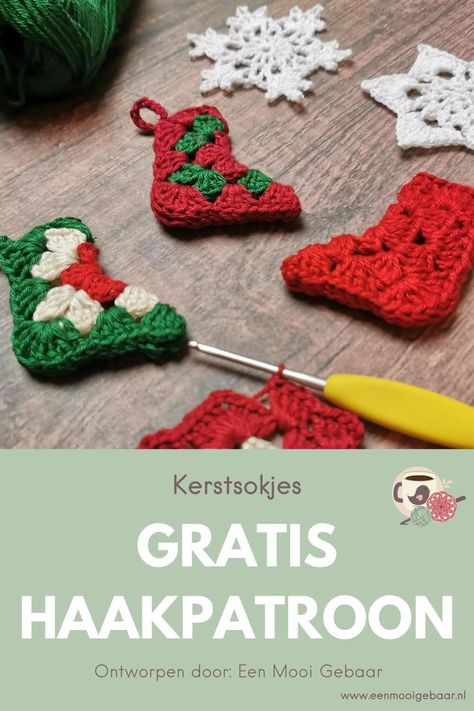 Haak schattige kerstsokjes met dit gratis haakpatroon. Leuk voor restjes, leuk voor in de kerstboom, gezellig voor bij een kerstkaartje.  Veel haakplezier met dit leuke patroon!  Op de duidelijke site van Een Mooi Gebaar vind je ongeveer duizend gratis haakpatronen. Kijk snel! Crochet Christmas Decorations, Christmas Crochet, Xmas Decorations, Christmas Stockings, Special Day, Christmas Diy, Amigurumi, Christmas Decorations, Knitting