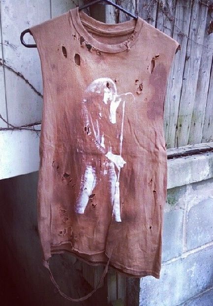 7 Trumpets, Distressed Dress, Distressed Tshirt, Joey Ramone, Damaged Clothes, Funky Furniture, Punk Outfits, Upcycle Projects, Vintage Hoodies