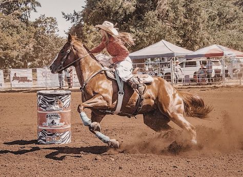 Western Aesthetic Barrel Racing, Barrel Racing Photoshoot, Horses Barrel Racing, Barrel Racing Pictures, Barrel Racer Aesthetic, Barrel Racing Aesthetic, Barrel Racing Photos, Horse Barrel Racing, Barrel Racing Tack Rodeo