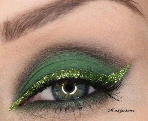 St. Patrick's Day makeup gorgeous green glitter #beauty #makeup #St. Patrick's Day makeup #trendypins Tinkerbell Makeup, Green Makeup Tutorial, Saint Patricks Day Makeup, Makeup Gallery, Kajal Eyeliner, Witch Makeup, Green Makeup, Green Eyeshadow, Products Makeup