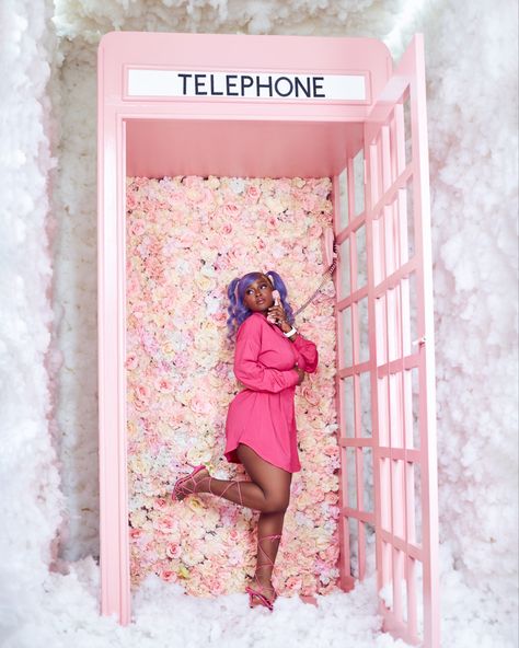 Telephone Booth Photography, Pink Telephone Booth, Pink Telephone, Photo Studio Design, Photo Booth Design, Selfie Wall, Photo Room, Telephone Booth, Photoshoot Studio