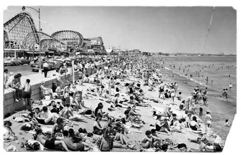 A mob of beachgoers in 1962 enjoy the beach and amusement park. Beach Amusement Park, Old Boston, Revere Beach, Boston History, Photo Look, Amusement Park, Roller Coaster, New Hampshire, Massachusetts