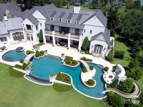 Cute Mansions Dream Houses, Dream Pools Luxury, Backyard Mansion, Bloxburg Pool Ideas, Dream Backyard Luxury, Mansion Backyard, Mansion With Pool, Mansions With Pools, Mansion Pool