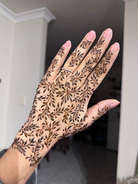 Vines Henna Designs, Leaves Mehendi Design, Henna Vines And Leaves, Vine Henna Designs, Leaf Henna Design, Leaf Mehendi Designs, Vine Henna, Henna Vines, Minimalist Henna