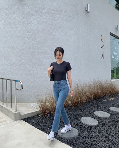 Aesthetic Korean Outfits Jeans, Mon Jeans Outfits, Korean Jeans Outfit, Simple Casual Outfits, Casual College Outfits, Korean Casual Outfits, Casual Day Outfits, Korean Casual, Easy Trendy Outfits