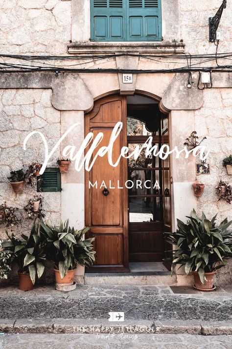 Valldemossa, Mallorca: Tipps für einen der schönsten Orte auf Mallorca! Mitten in der Tramuntana ist Valldemossa ein perfektes Ziel für jeden Mallorca Roadtrip und jeden Mallorca Urlaub. Im Artikel findest Du wertvolle Tipps für die Kartause von Valldemossa, die besten Cafés und Restaurants und wo man die besten Cocas de Patatas bekommt, eine mallorquinischen Spezialität. #mallorca #valldemossa #cocasdepatata #tramuntana #reise #spanien Valdemossa Mallorca Spain, Mallorca Island, Holiday Places, Majorca, Beautiful Villages, Menorca, Future Travel, Beautiful Mountains, Interstellar