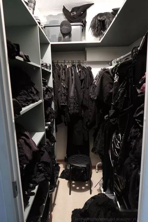 A queria ;-; Goth Bedroom, Gothic Room, Black Closet, Bilik Idaman, Gothic Bedroom, Mode Emo, Black Wardrobe, Dark Home Decor, Goth Home