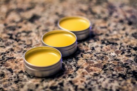 How to make homemade mustache wax Beeswax Recipes, Wax Diy, Diy Beard, Diy Soaps, Moustache Wax, Beard Wax, Lip Scrub Homemade, Mustache Wax, Beard Shampoo