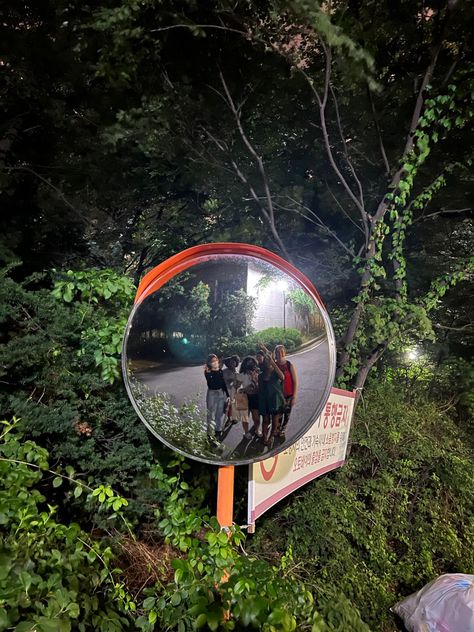 Road Mirror In Bedroom, Convex Mirror Selfie Aesthetic, Road Mirror Selfie, Concave Mirror Selfie, Road Mirror In Room, Mirror Group Selfie, Traffic Mirror In Room, Group Selfie Ideas, Traffic Mirror Selfie