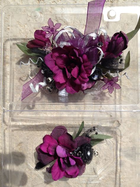 Plum Corsage And Boutonniere, Magenta Corsage, Plum Corsage, Birthday Corsage, Boutineer Ideas, Homecoming 2023, Gold Corsage, Purple Homecoming, Homecoming Flowers