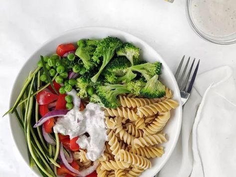 Vegan Pasta Salad With Creamy Nut Butter Sauce | Foodtalk Pea Salads, Zucchini And Peppers, Peanut Butter Salad, Making Salad, Vegetarian Pasta Salad, Packable Lunch, Antipasto Pasta Salads, Salad Homemade, Mediterranean Pasta Salads