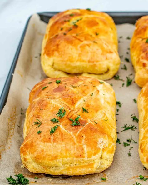 Elegant Easy Dinners, Salmon Wellington Recipe, Salmon Wellington, Gordon Ramsey Recipes, Side Dishes For Salmon, Fall Party Food, Wellington Recipe, Jo Cooks, Easy Salmon