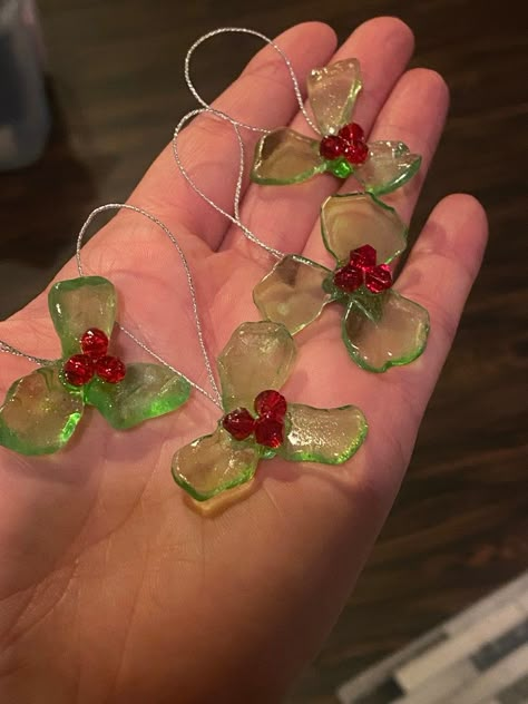 She’ll Christmas Tree, Sea Glass Christmas Decorations, Diy Sea Glass Ornaments, Sea Glass Tree Ornaments, Sea Glass Ornaments Christmas, Beach Glass Christmas Ornaments, Christmas Sea Glass Art Diy, Diy Seaglass Art, Sea Glass Christmas Crafts