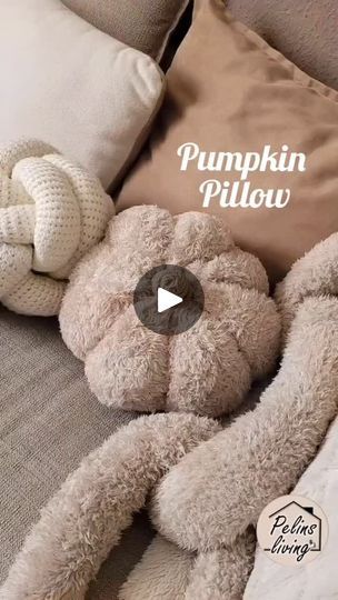 3.1K views · 923 reactions | Mögt ihr auch den Herbst? 🎃🌰🍂🍁 ich kann es kaum abwarten. DIY Pumpkin Pillow 🎃 Kürbis Kissen sehr einfach selber gemacht🎃
.
.
.
.
#tabledecoration #seasonaldecor #basteln #upcycling #herbstdiy #interiør123 #wabenbälle #cozyhome #cozydays #wohnenunddekorieren #thornior #easyinterieur #bastelnmitkindern #bastelnmachtglücklich #inspirationeveryday #papierbasteln #diyvase #creative #naturaldiy #herbstzeit #interieurdesign #pumpkindecor #diy #ideas4you #pumpkindecorating #dekoration #honeycombballs #bohoinspo #windlicht #autumnvibes🍁 @actiondeutschland | 🅟︎ꫀꪶ𝓲ꪀ auch Bibi genannt Pumpkin Pillow, Pumpkin Pillows, Diy Pumpkin, 1k Views, Decoration Table, Pumpkins, Fall Decor, Pillows, Design