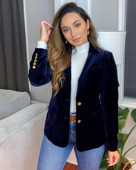 Blue Velvet Blazer Outfits For Women, Blue Velvet Jacket Outfits, Navy Velvet Blazer Outfit Women, Dark Blue Blazer Outfits For Women, Velvet Blazer Outfit Women, Blue Velvet Blazer Outfit, Satin Blazer Outfits, Blazer Outfits For Women Casual, Velvet Jacket Outfit