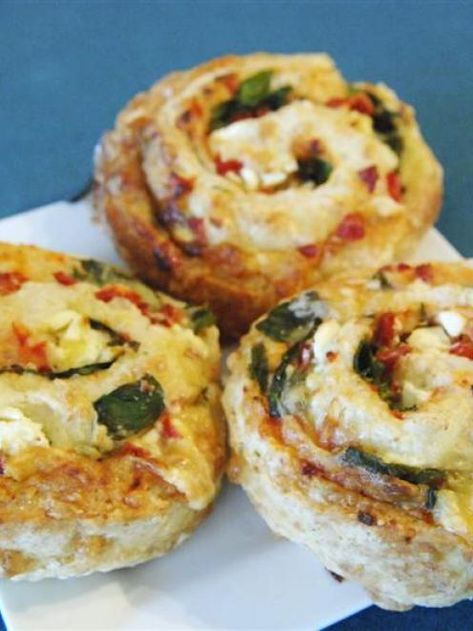 Wobbly Goat Cafe's spinach and feta pinwheel scones. Photo by Linda Robertson. Cabinet Food Ideas Cafe, Cafe Cabinet Food Ideas, Savoury Scones Recipe, Pinwheel Scones, Savoury Scrolls, Veggie Buns, Top Chefs Recipes, Barista Cafe, Fruit Stall