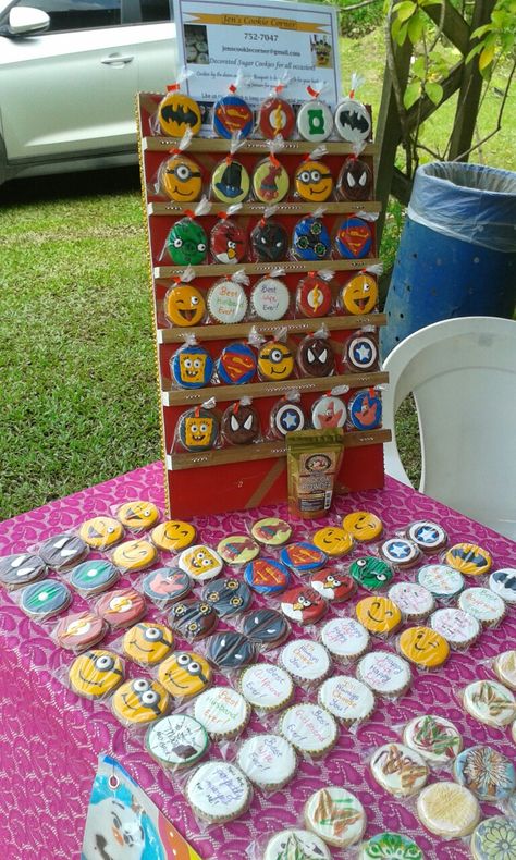 Craft Fair Food Booth Display Ideas, Craft Show Desserts, Craft Fair Cookie Booth, Cookies Stand Display, Decorated Cookie Display, Cookies Display Ideas Trays, Craft Fair Bakery Booth, Dessert Booth Display, Cookies To Sell Ideas