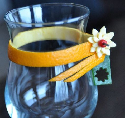 Cocktail Garnish orange peel wrapped around glass with flower detail Garnish Ideas, Citrus Garnish, Cocktail Decorations, Fruit Garnish, Low Carb Cocktails, Cocktail Decoration, Drink Decorations, Drink Garnishing, Diy Cocktails