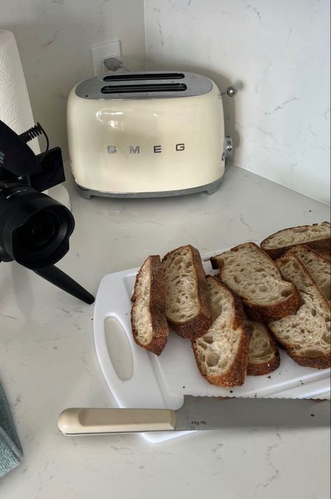 Kettle Aesthetic, Smeg Kettle, Perfect Cup Of Tea, Freshly Squeezed Orange Juice, Toasters, Citrus Juicer, Juicer, Kitchen Counter, Healthy Breakfast