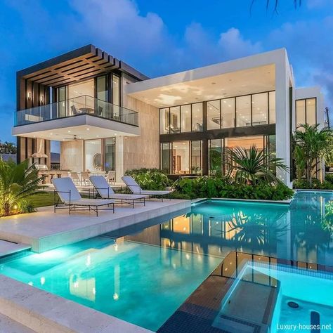 Beautiful House With Pool, Modern House Swimming Pool, Big House With Swimming Pool, Pool Shape Ideas, Aesthetic Modern House Exterior, Villa Beach Houses, Small Villa With Pool, Malibu Houses, Village House Design Modern