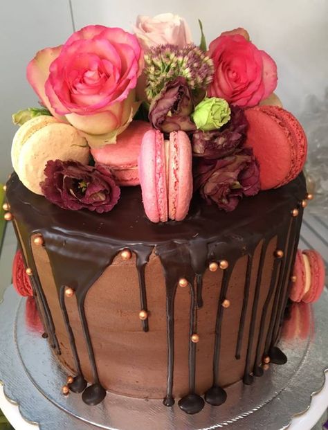 chocolate birthday cake with chocolate buttercream, chocolate ganache, macarons and fresh flowers :-) Chocolate Cake With Pink Flowers, Chocolate Cake With Flowers, Chocolate Drip Cake Birthday, Birthday Cake With Chocolate, 40th Birthday Cake For Women, Chocolate Cake Frosting, Floral Cake Design, Pink Cakes, Buttercream Chocolate