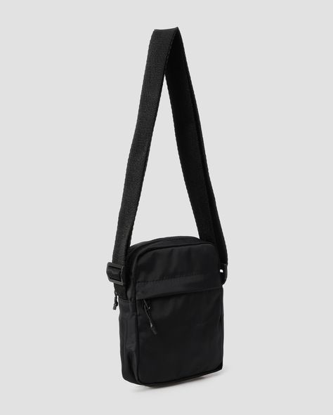 A Bolsa masculina crossbody com bolso preta | Accessori by Riachuelo veio pra completar seu look street. Discreta mas necess�ria para te acompanhar durante o final de semana, a pe�a possui bolsos e fechamento por z�per, super funcional e pr�tica. Com al�a longa e ajust�vel, ela traz a versatilidade para o visual, sempre com a sua identidade. Aposte! Caracter�sticas: Marca: Accessori by Riachuelo Poliamida 100% Modelo transversal Fechamento por z�per Al�a regul�vel 1 Bolso frontal Pensada para o dia a dia, viagens e at� mesmo para sua casa, a marca Accessori by Riachuelo foi criada para suprir aqueles detalhes que fazem toda a diferen�a. Com pe�as e acess�rios que v�o desde o infantil ao adulto, a marca � a jun��o da praticidade com um toque de sofistica��o. Clothes