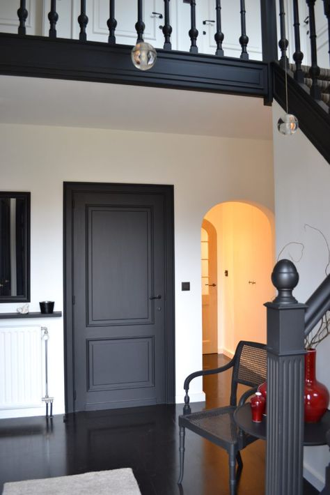 Love the black door to tie in the black stairwell - could do powder room door or inside of front door Interior Black Doors With White Trim, Black Moldings And Trim, Scandi Hallway, Black Trim Interior, Interior Door Colors, Black Interior Door, Dark Doors, Dark Trim, Black Interior Doors