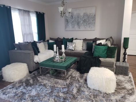 Grey And Hunter Green Living Room, Black White And Green Living Room, Emerald Green Living Room Decor, Green Apartment Decor, Champagne Living Room, Emerald Green Living Room, Glam Rooms, Glam Livingroom, Glam Ideas