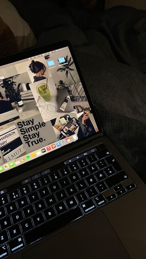 Macbook Pro Touch Bar, Apple Laptop Macbook, Tech Aesthetic, Work Goals, Visual Board, Academic Motivation, Apple Laptop, 16th Birthday Gifts, Naruto Funny