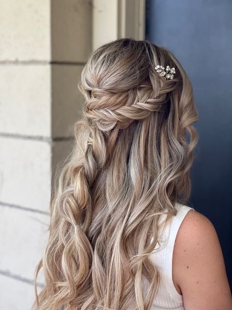 This Boho Chíc Style is perfect for a Bride or Bridesmaid Tousled, fishtail braid, half up half down style. Braid Half Up, Braid Half Up Half Down, Fishtail Braid, Walnut Creek, Boho Bridal, Fish Tail Braid, Half Up Half Down, Esthetician, Boho Chic Fashion