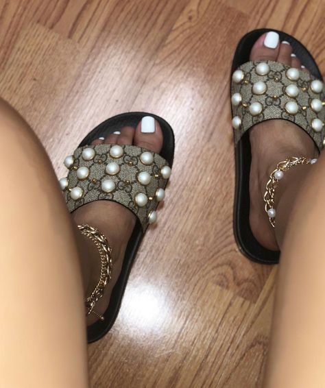 Gucci Nails, Gucci Slides, Latest Shoe Trends, Hype Shoes, Girly Shoes, Cute Sandals, Girls Club, Slides Shoes, Sneaker Heels