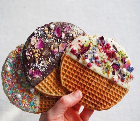 Audrey (@doux.coton) • Photos et vidéos Instagram Stroopwafel Recipe, Amsterdam Food, Dessert Recipies, Stroopwafel, Custom Desserts, Bakery Packaging, Fair Food Recipes, Cafe Food, Beautiful Food