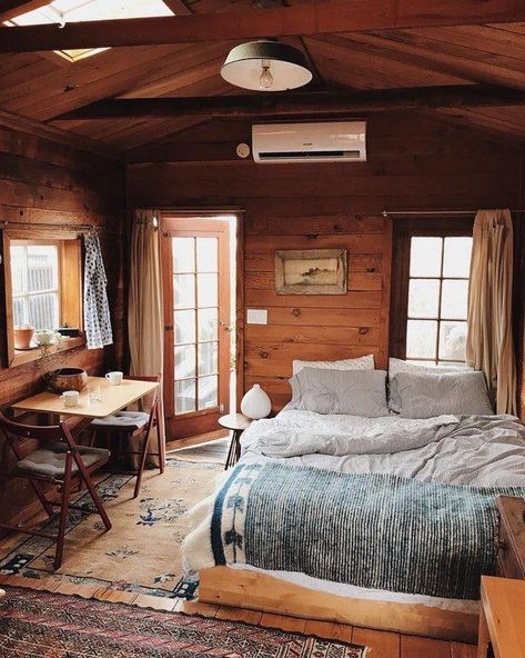 Cabin Room Design, Cozy Cabin Bedrooms, Cozy Cabin Bedroom, Cozy Cabin Interior, Charm Aesthetic, College Bedroom Decor, Cabin Interior Design, Log Cabin Interior, Cabin Bedroom