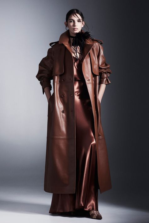 Alberta Ferretti Pre-Fall 2023 Collection | Vogue Fall Coat Outfit, Coat Outfit Casual, Winter Coat Outfits, Pre Fall 2023, Winter Schnee, Long Leather Coat, Leather Outerwear, 2023 Fashion, Alberta Ferretti