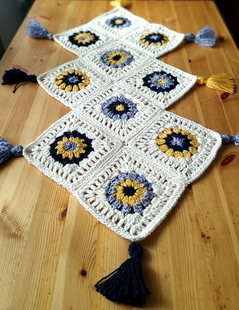 Granny Square Bed Runner, House Crochet Ideas, Granny Square Table Runner, Square Table Runner, Patchwork Table Runner, Magic Squares, Crochet Table Runner, Bed Runner, Square Table