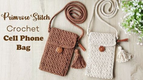 It's very simple and easy to make. With Primrose stitch. Check the tutorial on my Youtube channel Crochet Cell Phone Bag, Sling Bag Crochet, Phone Bag Crochet, Beanie Hat Crochet Pattern, Bag Free Pattern, Crochet Sling Bag, Crochet Phone Cases, Crochet Mobile, Easy Crochet Hat