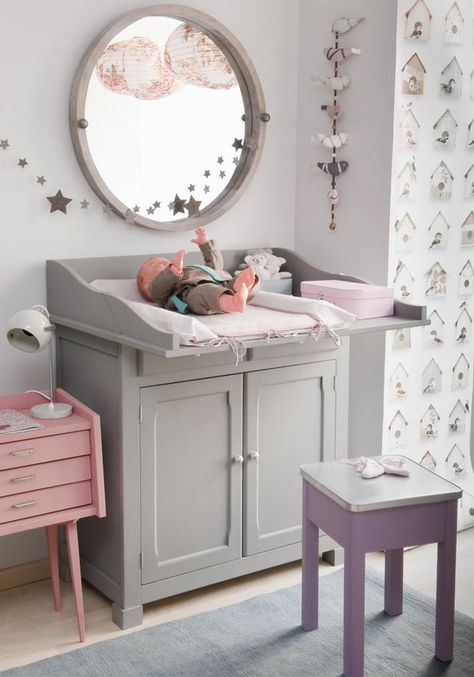 A changing table that allows you to change your baby in a vertical format !  so much easier and unique than the classic, traditional ideas. Grey Changing Table, Mommo Design, Sweet Nursery, Baby Changing Table, Baby Changing Tables, Baby Bedroom, Baby Changing, Baby's Room