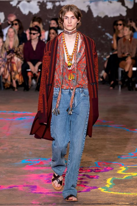 Etro Spring 2020 Menswear Collection - Vogue Hippie Outfits Men 70s, Hippie Fashion Men, Hippie Outfits Men, Bohemian Outfit Men, Hippy Fashion, Hippie Men, Outfits 70s, 70s Inspired Fashion, Boho Men