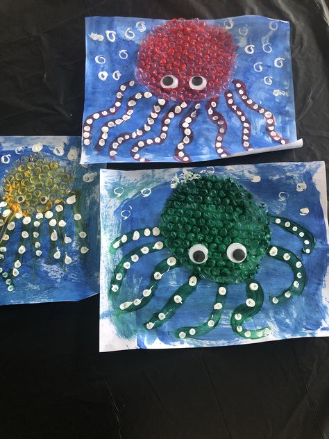 Fun craft! Bubble wrap body plus tentacles (dots with Q-tips) Bubble Wrap Octopus, Craft With Bubble Wrap, Crafts With Bubble Wrap, Bubble Wrap Art For Kids, Kindergarten Art Projects Easy, Octopus Crafts For Kids, Bubble Wrap Crafts, Octopus Craft, Bubble Wrap Art