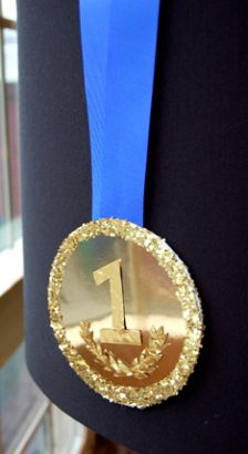 When attending an Olympic Tailgate Party everyone deserves a gold medal. During the party, decide which award each guest will receive. For instance, one guest could be awarded “Best Fan”. Supplies:… Olympic Medal Craft, Fantasy Football Gifts, Olympic Crafts, Olympic Theme, Kids Awards, Elementary Curriculum, Core Board, Diy Gold, Gold Card