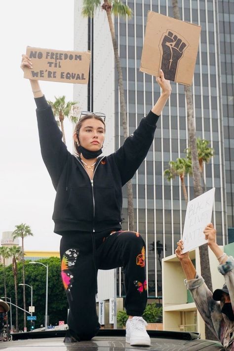 26 Photos Of Celebrities Who Protested This Week Ireland Baldwin, Estilo Madison Beer, Madison Grace, Madison Beer Style, Madison Beer Outfits, Photos Of Celebrities, Beer Outfit, John Boyega, Black Lives Matter Protest