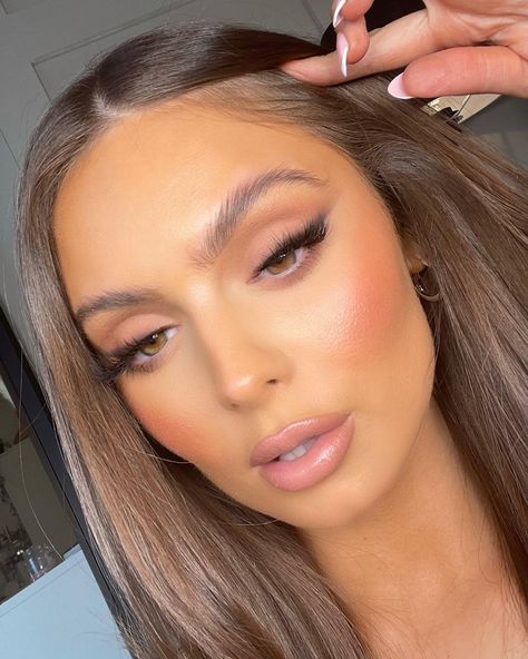 JESSICA LYNNE EVANS on Instagram: “I wonder what glam everyone will be asking for this year 🤩???? Tell meeeeee Key products @primalash_lashes Peaches (JESS50) @fentybeauty…” Natural Glam Makeup, Wedding Hairstyles And Makeup, Peach Makeup, Bridesmaid Hair Makeup, Formal Makeup, Makeup Accesories, Soft Glam Makeup, Matte Makeup, Bridal Makeup Looks