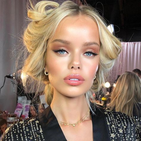 Frida Aasen on Instagram: “This look👀💘makeup by @sofiaschwarzkopftilbury” Bridal Makeup Natural Blonde, Blonde Hair With Fringe, Makeup Vs No Makeup, Beige Blond, Angel Makeup, Wedding Hairstyles And Makeup, Wedding Guest Makeup, Ideas De Maquillaje Natural, Makeup Pengantin