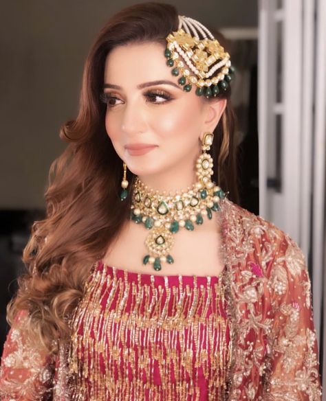 Hairstyles With Jhumar Pakistani Bridal, One Sided Hairstyle, Sided Hairstyle, Tikka Hairstyle, Hairstyles For Gowns, Pakistani Bridal Jewelry, Kundan Jewellery Bridal, Indian Bridal Jewellery, Bollywood Hairstyles