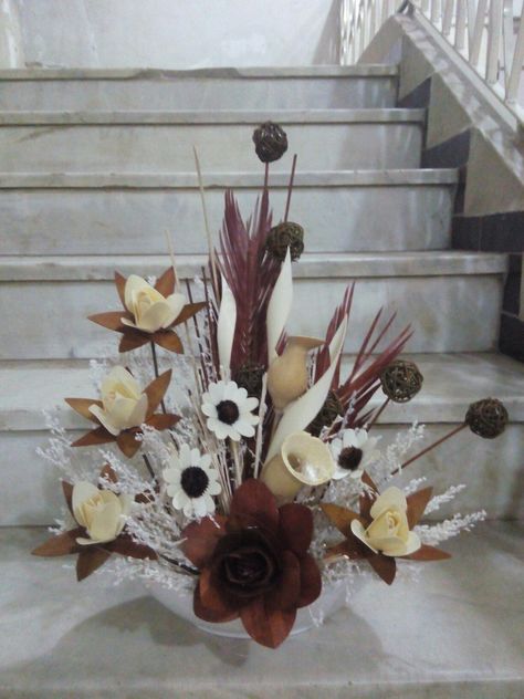 Foliage Arrangements, Winter Floral Arrangements, Flower Arrangements Simple, Winter Floral, Flower Crafts, Floral Arrangements, Flower Arrangements, Floral, Flowers