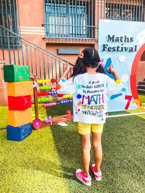 Kids costumes, maths, maths day, handmade, creative, teacher, maths teacher, pompoms, tshirt, Diy, stencil, numbers, maths day Maths Day Costumes Kids, Math Day, Maths Teacher, Maths Day, Diy Costumes Kids, Costumes Diy, Costumes Kids, Math Teacher, T Shirt Diy